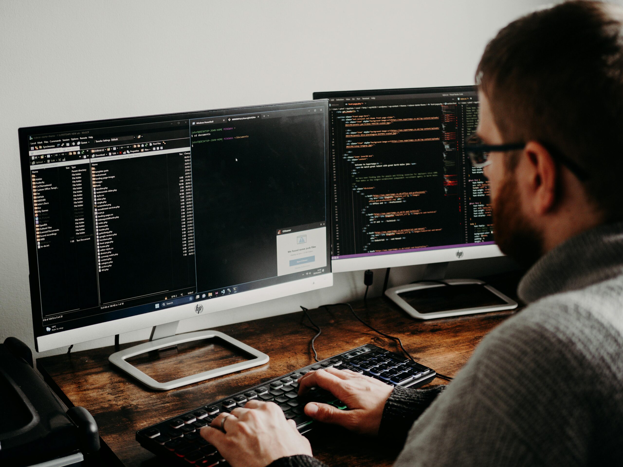 Entwickler prüft Code und Serverumgebung am Bildschirm
